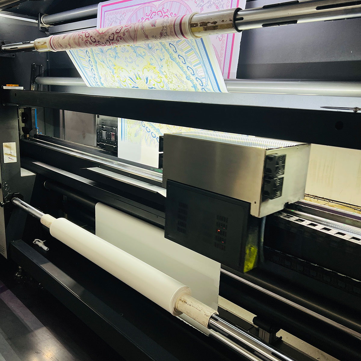 Digital silk printing on the production line